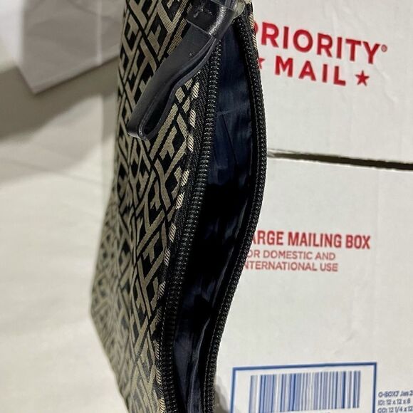 Tommy Hilfiger Shoulder Bag - Picture 7 of 9